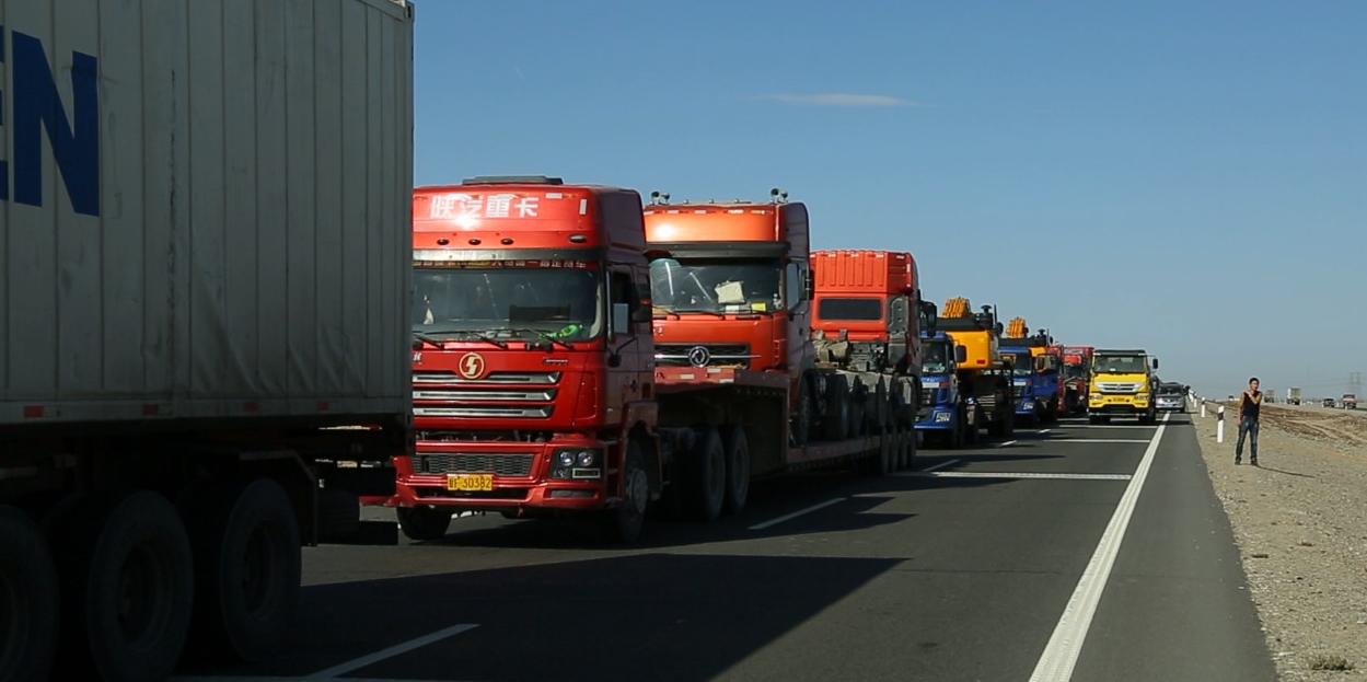 堵车4公里没有一辆货车靠左行驶网友只有小车才东塞西插