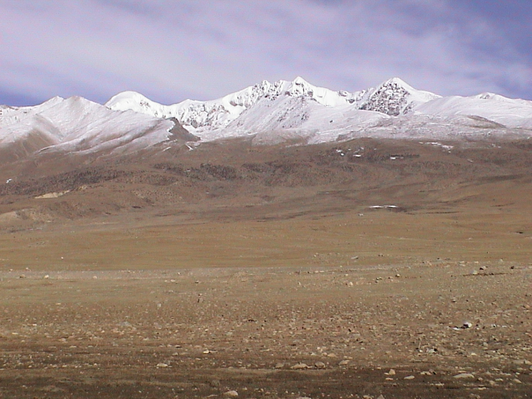 西藏羊八井镇不远处的雪山  闫飞  摄