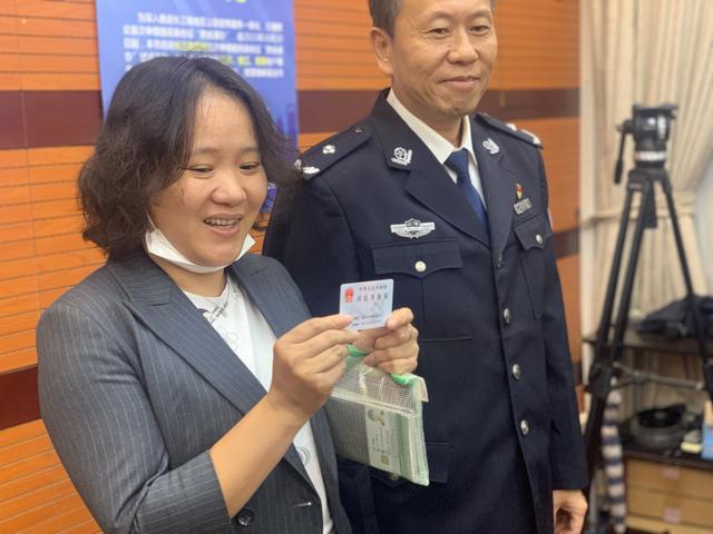 长三角跨省通办10岁安徽籍男孩在上海领到了居民身份证