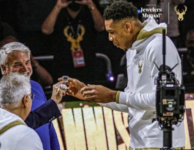 争议！阿德垫脚米德尔顿被吹一级恶意犯规，左脚故意伸出太坏了休闲区蓝鸢梦想 - Www.slyday.coM