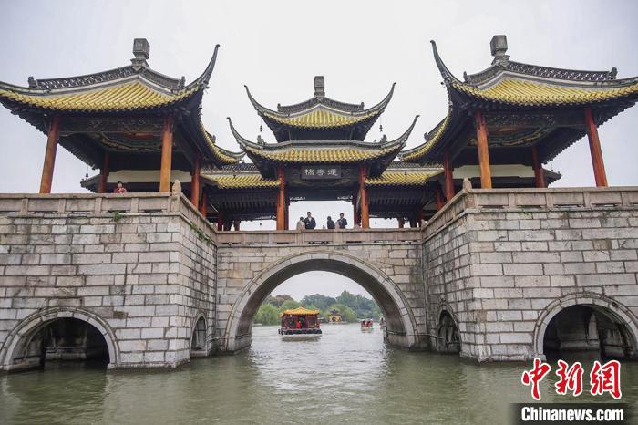 游船从五亭桥下驶过. 泱波 摄