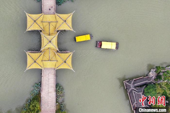 俯瞰扬州瘦西湖五亭桥. 泱波 摄