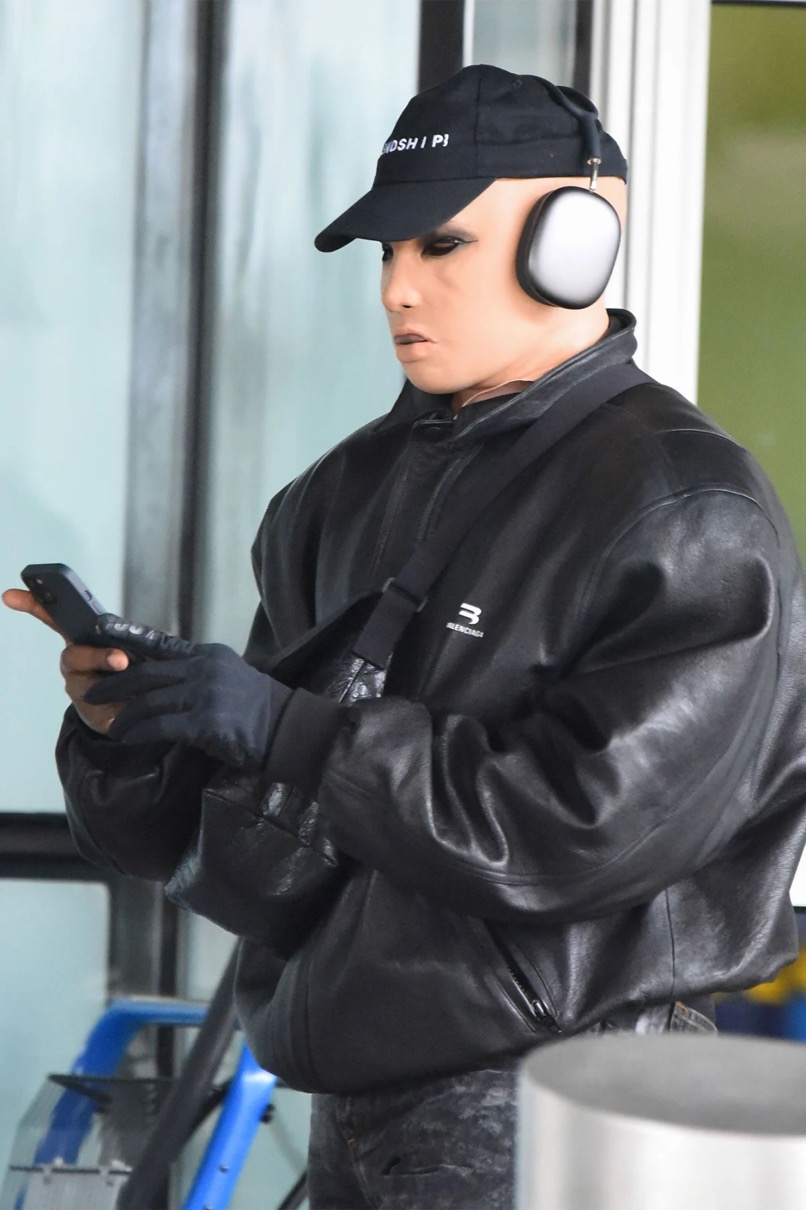 南京人kanye改名了剃狗啃头戴充气娃娃面具社交牛逼症