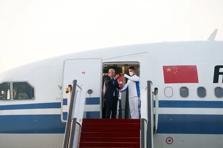 ▲10月20日6时01分，北京冬奥组委代表团包机抵达首都国际机场T3停机坪，北京2022年冬奥会火种顺利抵达北京。18日，北京冬奥会火种在奥林匹克运动发祥地——希腊伯罗奔尼撒半岛的古奥林匹亚采集成功。19日，北京冬奥会火种在希腊首都雅典的帕纳辛奈科体育场，由希腊奥委会交接给北京冬奥组委。&nbsp;新京报记者 侯少卿 摄影报道