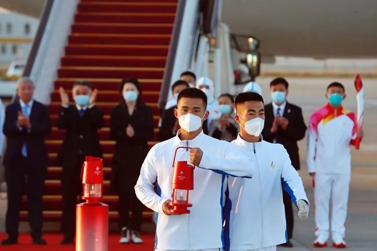 ▲火种护卫接过冬奥会火种。新京报记者 侯少卿 摄影报道