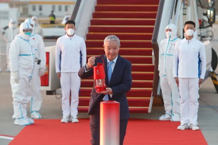 ▲北京冬奥组委副主席于再清将火种灯安放在展示台上。新京报记者 侯少卿 摄影报道