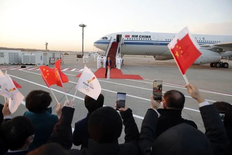 ▲人们在机场迎接冬奥会火种抵达北京。新京报记者 侯少卿 摄影报道