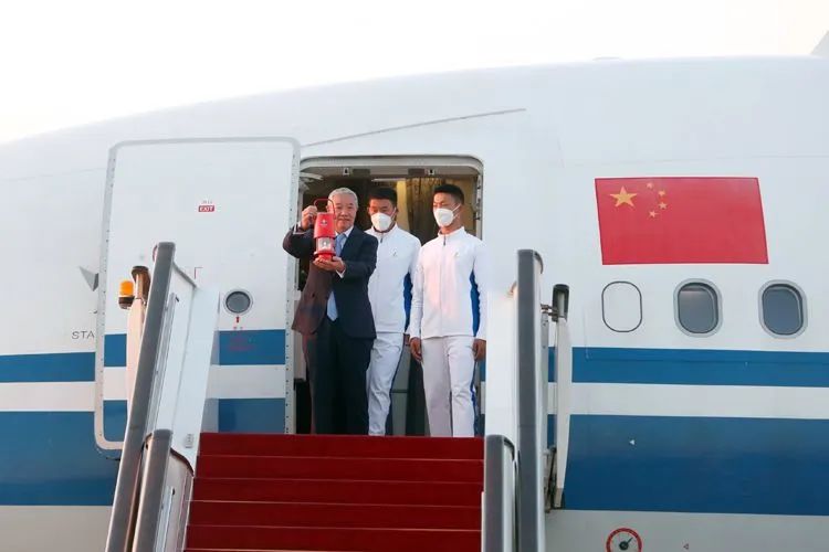 ▲北京冬奥组委副主席于再清携火种灯步出舱门。新京报记者 侯少卿 摄影报道