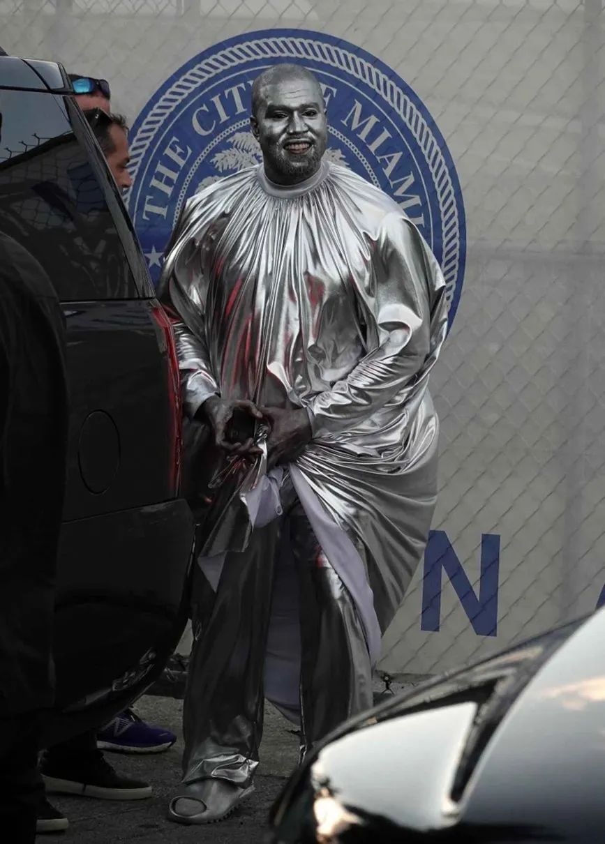 南京人kanye改名了剃狗啃头戴充气娃娃面具社交牛逼症