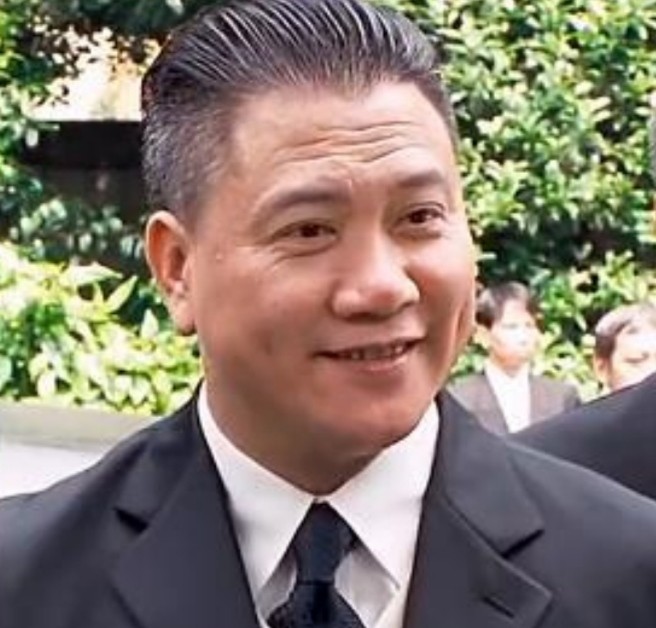 墨镜黑衣超有大哥风范,徒弟晒海报为其宣传|万梓良_新浪新闻