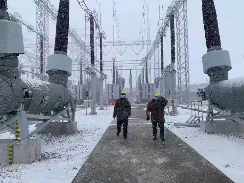 ▲国网蒙东电力员工在暴雪天气中坚守岗位，全力保障设备安全稳定运行