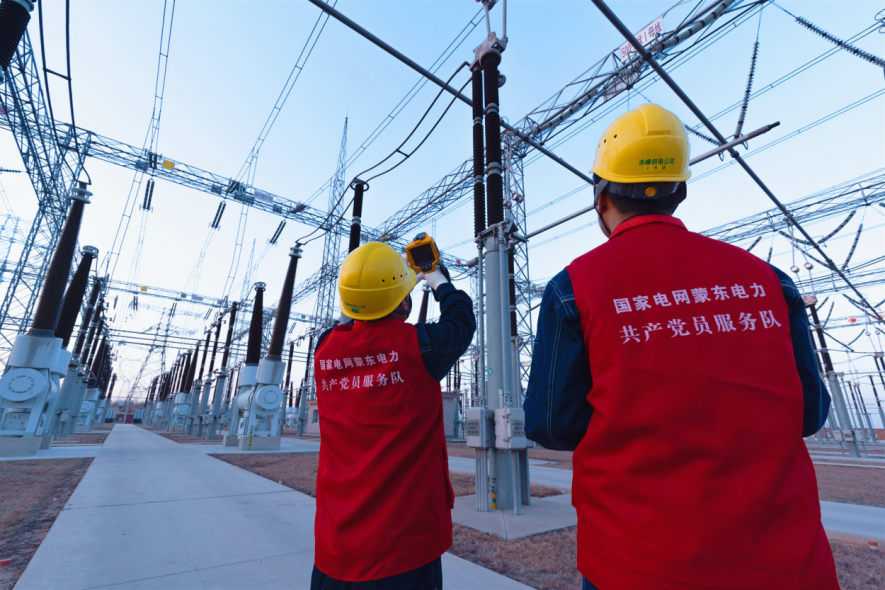 ▲国网蒙东赤峰供电公司员工在开展变电站设备巡视