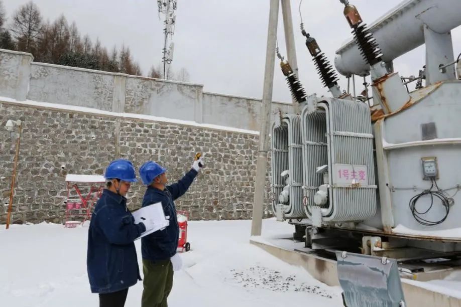 ▲国网黑龙江牡丹江供电公司员工雪后对变电站设备进行测温巡视