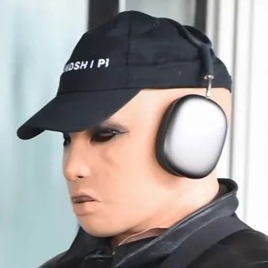 戴充气娃娃面具？社交牛逼症！