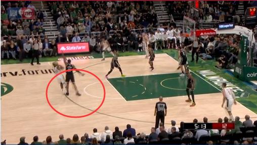 争议！阿德垫脚米德尔顿被吹一级恶意犯规，左脚故意伸出太坏了休闲区蓝鸢梦想 - Www.slyday.coM