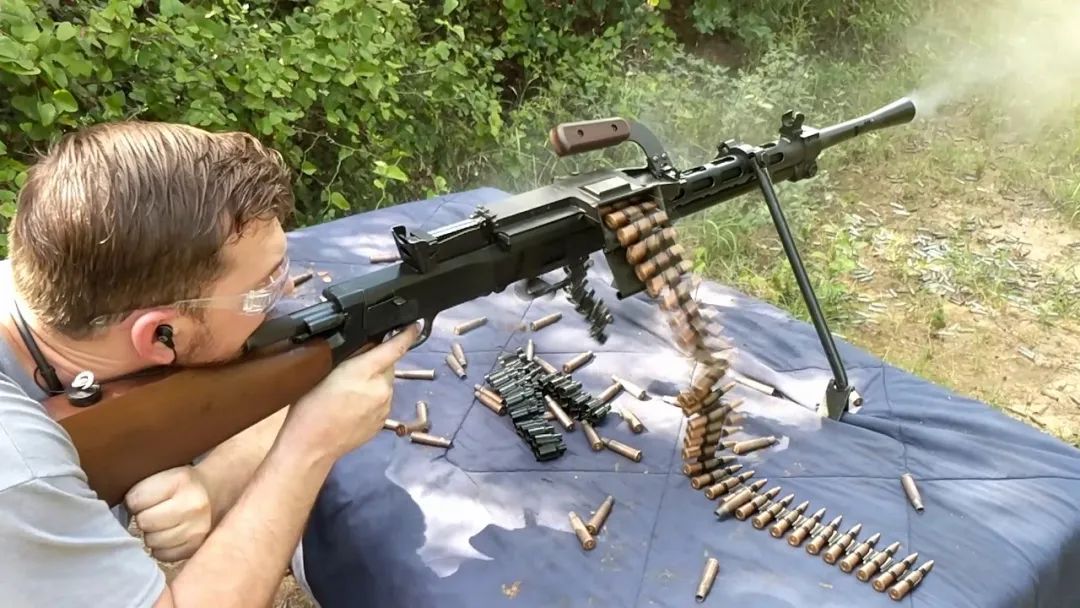 和53轻重机枪一样,58式连用机枪仿制的是苏联的rp46连用机枪,实际上就