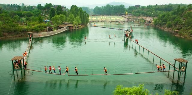 避雷!河南一景区高空滑索出事故无人救援,游客坠湖溺亡!休闲区蓝鸢梦想 - Www.slyday.coM 避雷!河南一景区高空滑索出事故无人救援,游客坠湖溺亡!休闲区蓝鸢梦想 - Www.slyday.coM