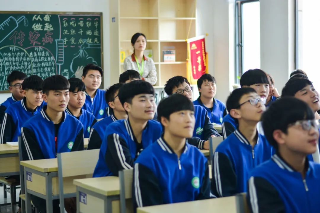 上课睡倒一大片,这就是职高生?如何叫醒那些被分流出去的学生?