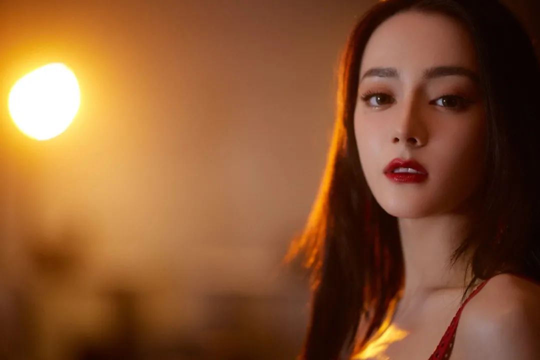 性感妩媚的迪丽热巴,穿上一袭红色镂空礼服,身材太养眼了