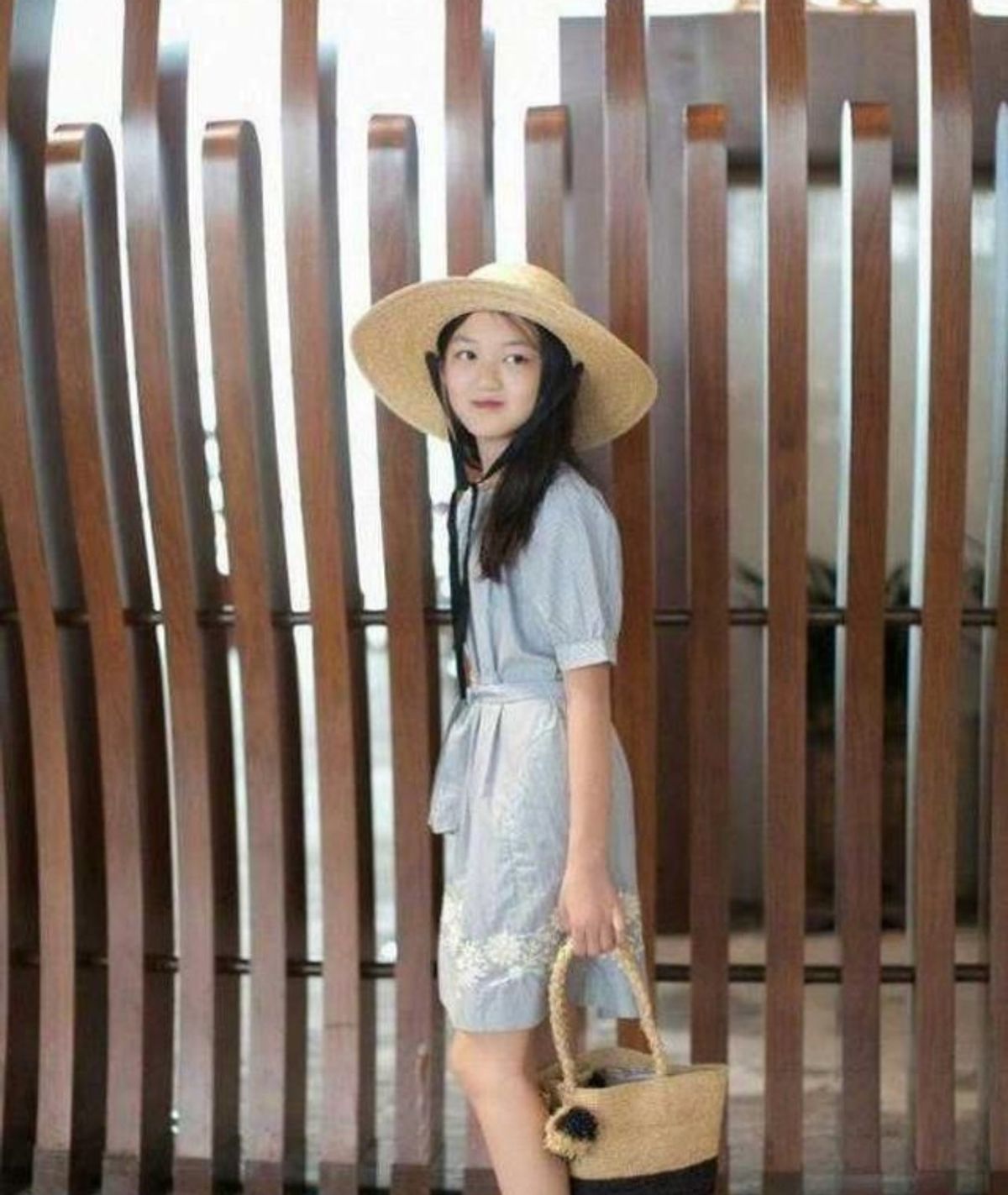 王菲女儿李嫣近照曝光,手拿近万元包穿露脐装,装扮成熟不似15岁|李嫣