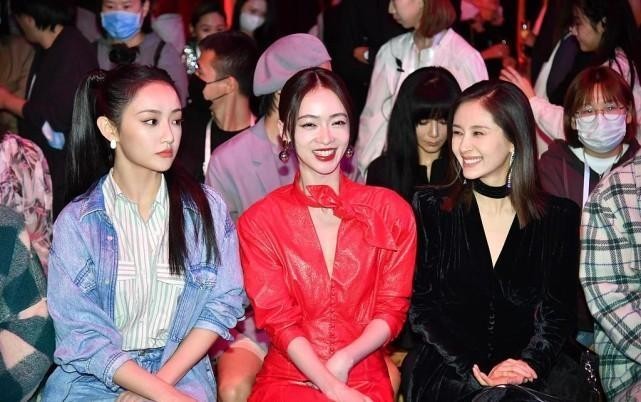 吴谨言穿大红色稳坐C位,王子文都得当陪衬,但别说还真挺美的休闲区蓝鸢梦想 - Www.slyday.coM 吴谨言穿大红色稳坐C位,王子文都得当陪衬,但别说还真挺美的休闲区蓝鸢梦想 - Www.slyday.coM