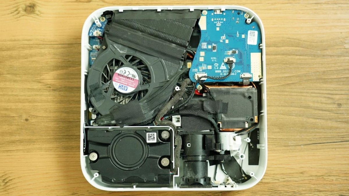 我们以之前拆过的极米z6为例,家用的微型投影仪内部结构主要是光机和