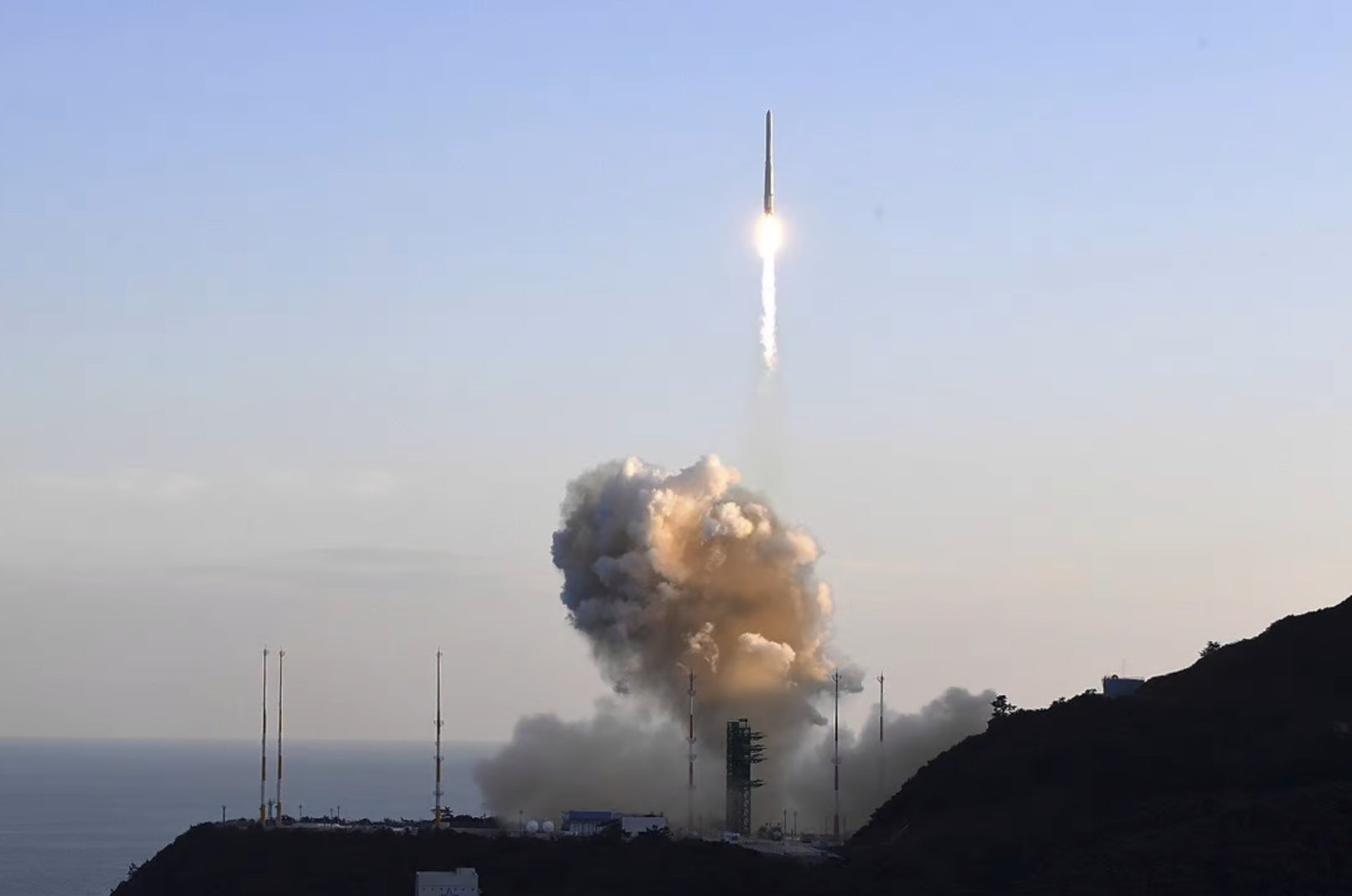 韩国成功发射首个国产运载火箭，但未将假卫星送入轨道休闲区蓝鸢梦想 - Www.slyday.coM