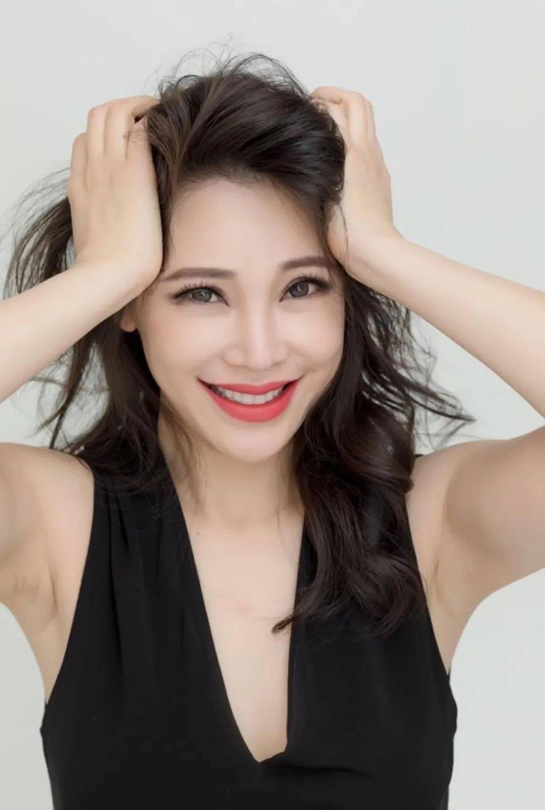 黄晓明的班长,姜文眼中的国民媳妇,曾惊艳过演艺圈,如今隐退|孔维