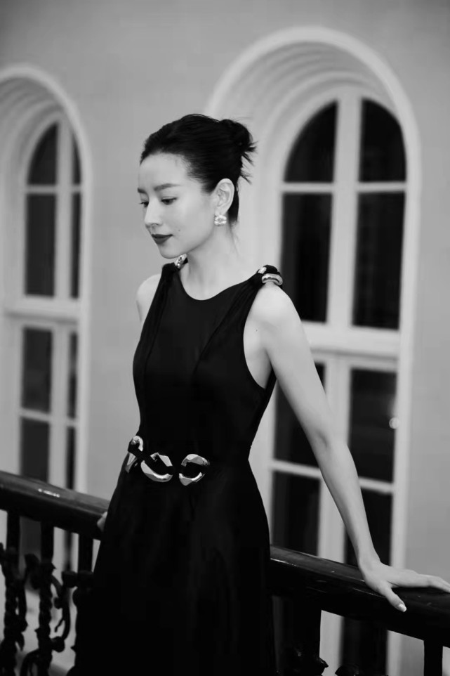 41岁董洁靠美貌上热搜！挑战自我演袁隆平夫人，穿白裙温柔感爆棚休闲区蓝鸢梦想 - Www.slyday.coM