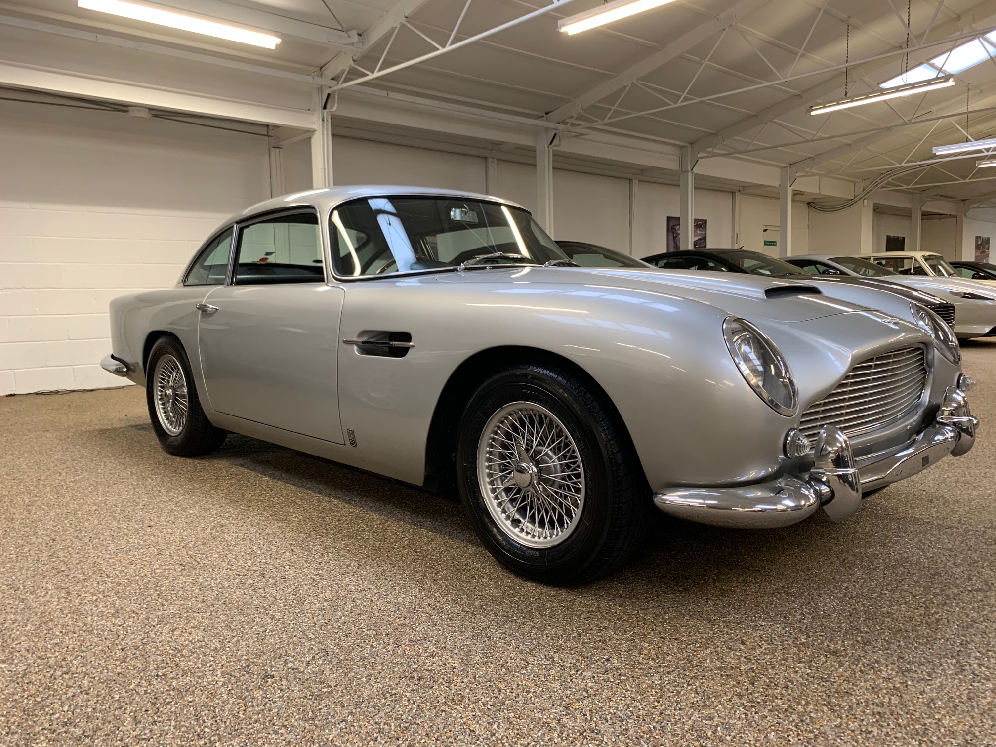 美丽而罕见阿斯顿马丁db5的修复工作取得突破性进展