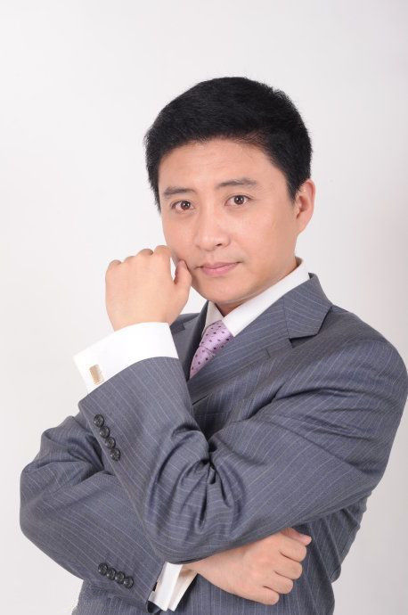 央视主持周炜久违露面46岁满头白发皱纹明显曾赴一线驰援河南