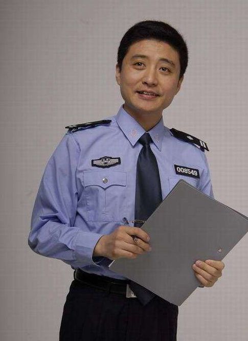 央视主持周炜久违露面46岁满头白发皱纹明显曾赴一线驰援河南