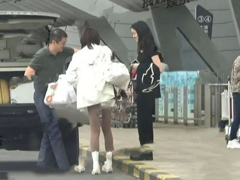 李亚鹏和小19岁女友机场现身，海哈金喜帮李嫣拿包，相处很是融洽