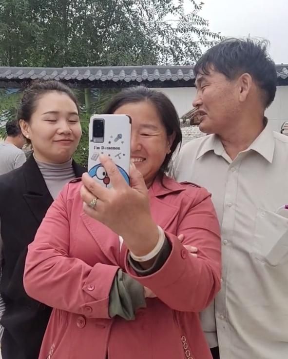 绯闻又起大衣哥和袁庆当着衣嫂面眉来眼去衣嫂的脸面挂不住了