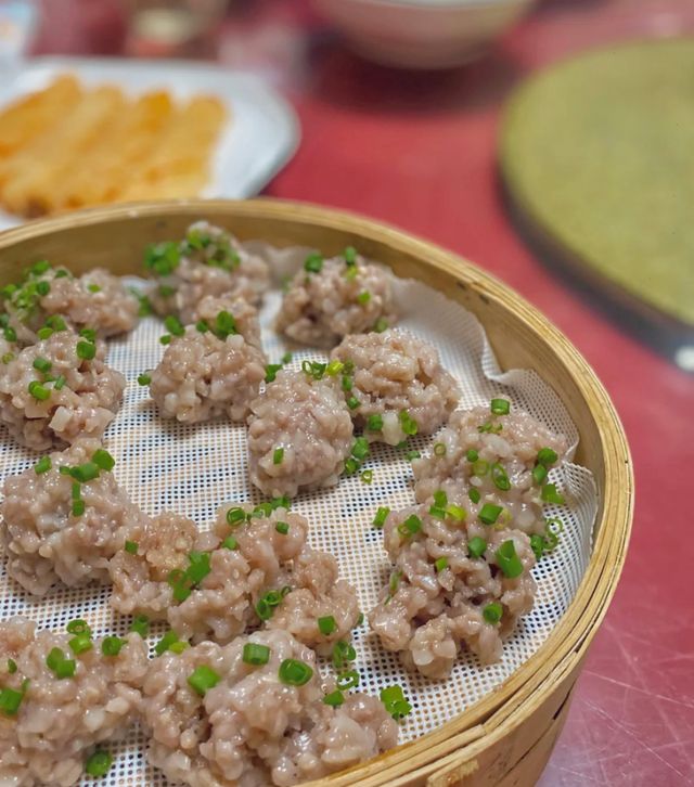 开锅肉丸是梅州宴席的主角之一,这也是一道极其经典的客家菜