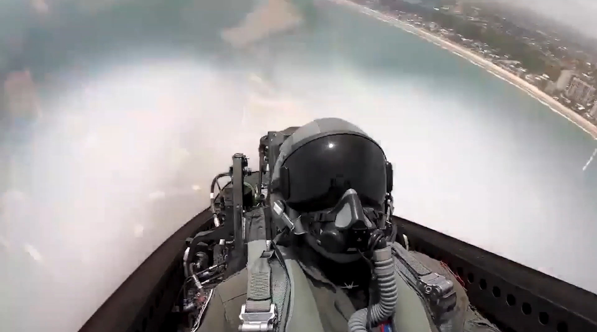 f-22"猛禽"战斗机驾驶舱特技飞行视角