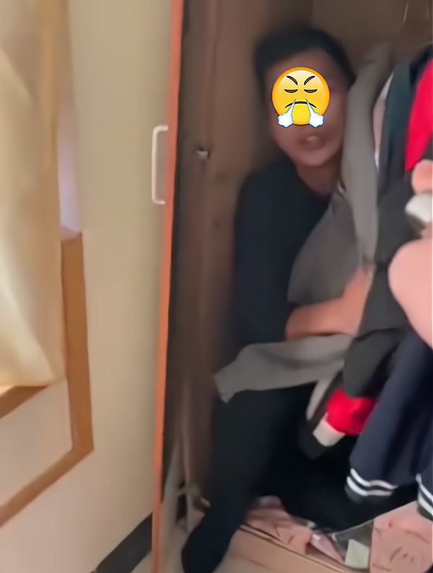 丈夫持刀泣声质问躲自家衣柜男子休闲区蓝鸢梦想 - Www.slyday.coM 丈夫持刀泣声质问躲自家衣柜男子休闲区蓝鸢梦想 - Www.slyday.coM