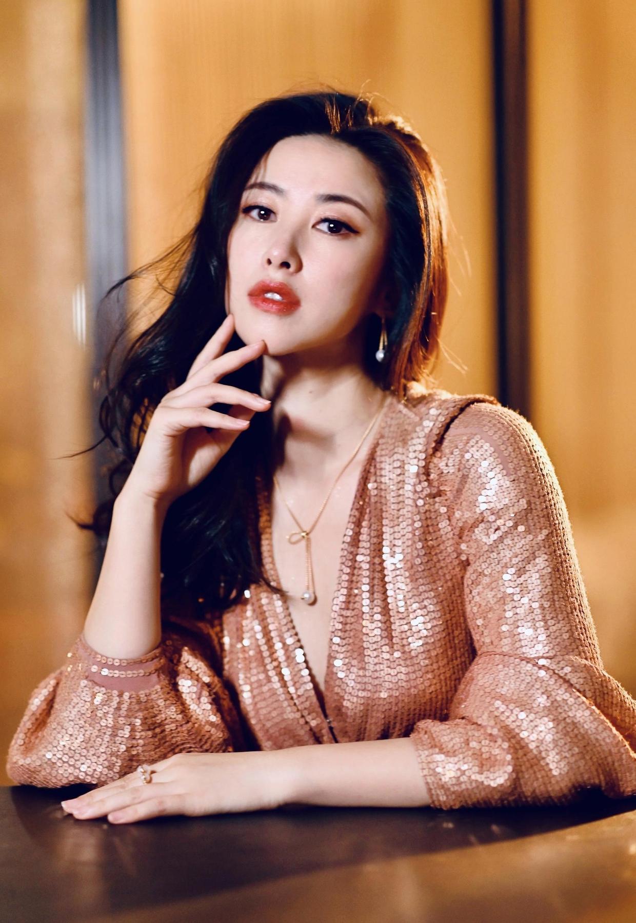 朱珠不愧是全球最美面孔穿香槟色亮片裙拍大片气质太惊艳