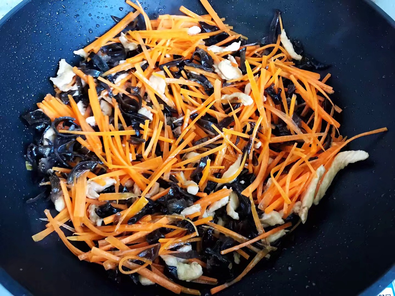自制胡萝卜木耳炒鸡丝鲜美低脂营养又快手大人孩子都爱吃