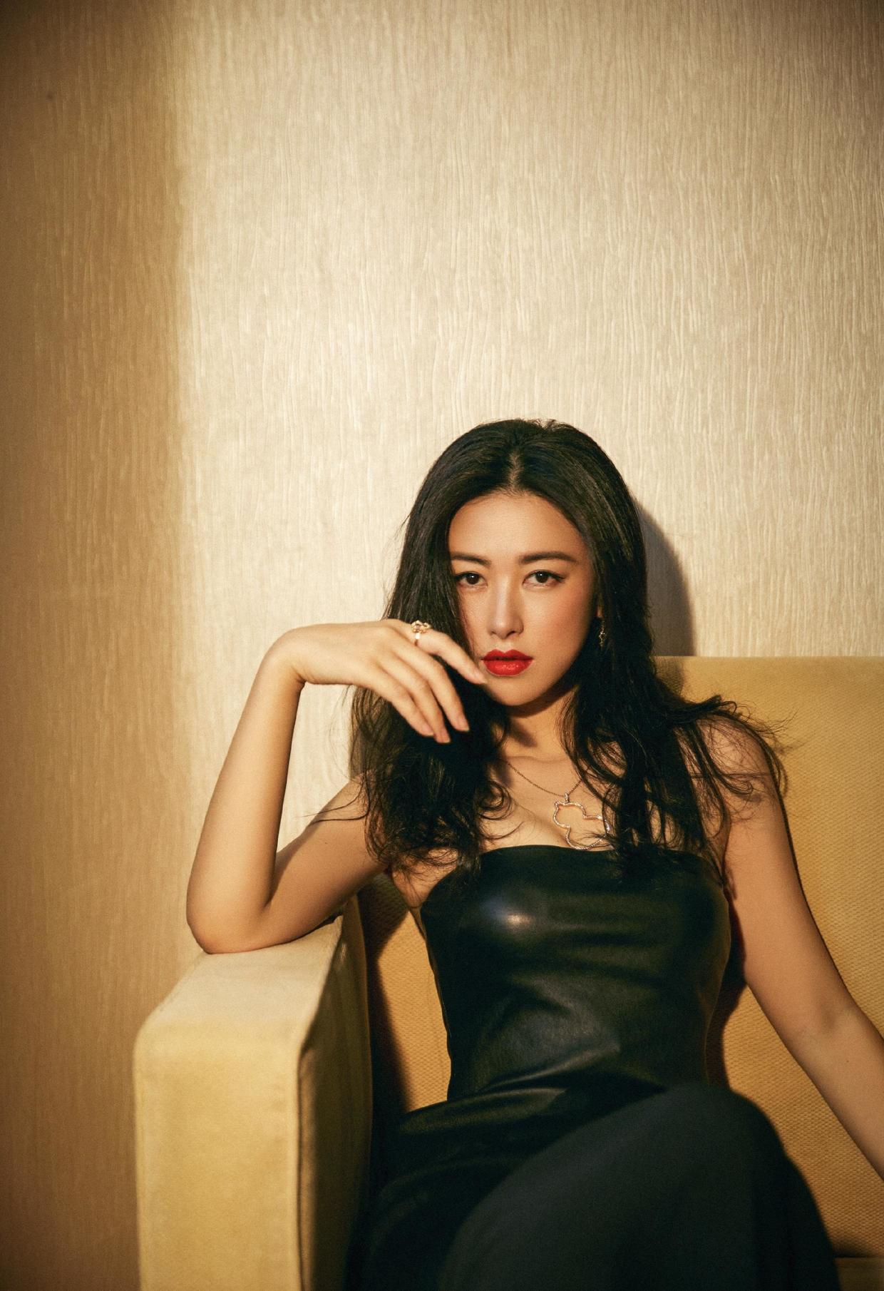 朱珠不愧是全球最美面孔穿香槟色亮片裙拍大片气质太惊艳