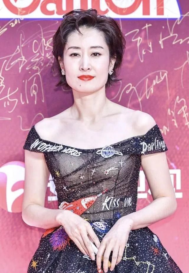 穿星空透视裙配浓妆,太艳丽反而有些显老|刘敏涛|款式|浓妆_新浪新闻