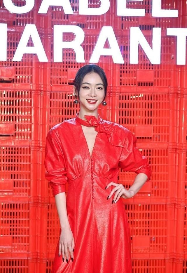 吴谨言穿大红色稳坐C位,王子文都得当陪衬,但别说还真挺美的休闲区蓝鸢梦想 - Www.slyday.coM 吴谨言穿大红色稳坐C位,王子文都得当陪衬,但别说还真挺美的休闲区蓝鸢梦想 - Www.slyday.coM