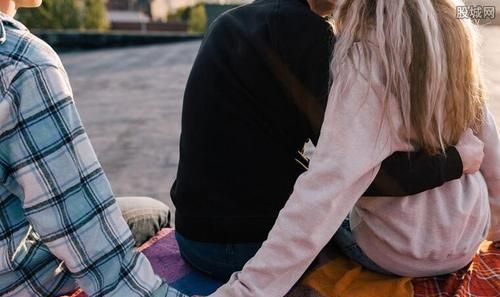 广西南宁：男子疑似偷情被抓,情急之下躲进衣柜,称怕引起误会休闲区蓝鸢梦想 - Www.slyday.coM