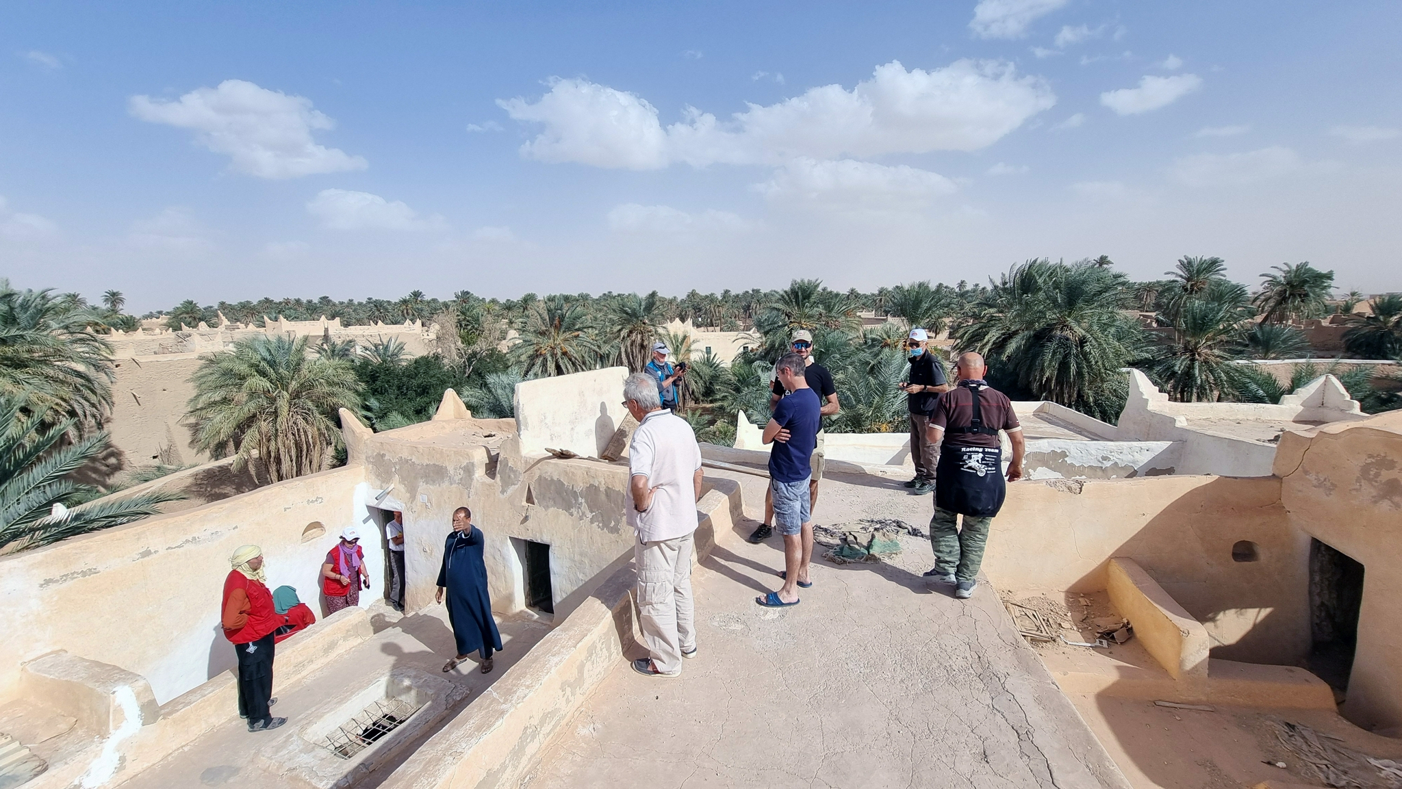 10月19日，一个超过100人的欧洲旅游团抵达利比亚西部古镇古达米斯，计划开展为期12日的旅游行程。这是自2011年卡扎菲政权被推翻后利比亚首次迎来欧洲团队游客。新华社发（哈姆扎·图尔基亚摄）
