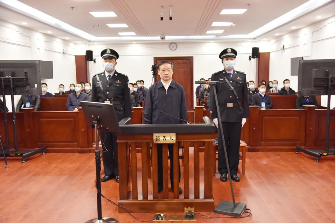 李金早（中）受审 图源：沈阳中院