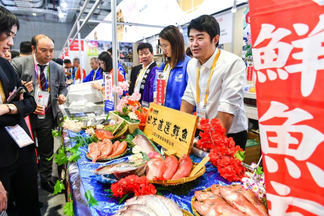 ▲资料图片：2019年11月6日，上海，第二届中国国际进口博览会上，来自日本各地的中小食品企业组团在进博会食品展馆里建了一条“美食街”，受到观众热捧。图为一家海产品店正在出售鲜鱼。（视觉中国）