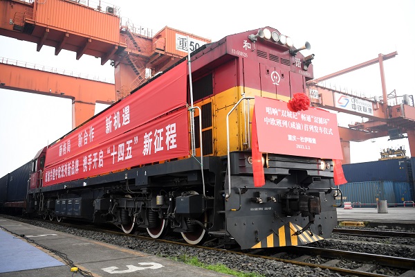 2021年1月1日，中欧班列（成渝）号首列班车在重庆团结村站等待发车。新华社图