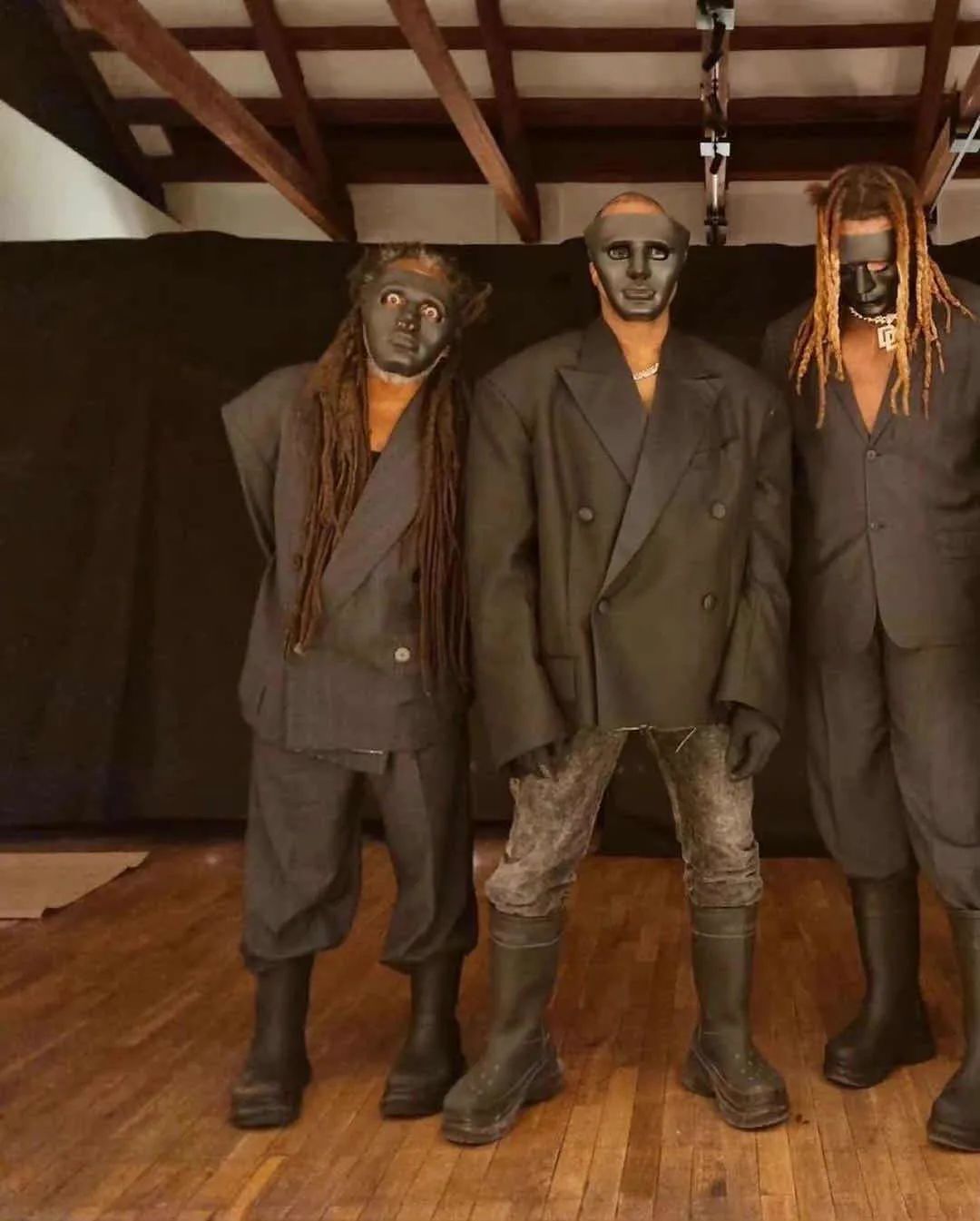 而最新的人皮面具只是对之前头套的"一次升级".