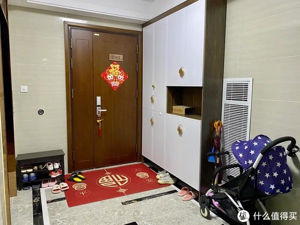 走廊放鞋柜常见，但还是第一次见这么和睦相处，你觉得这样好吗？休闲区蓝鸢梦想 - Www.slyday.coM