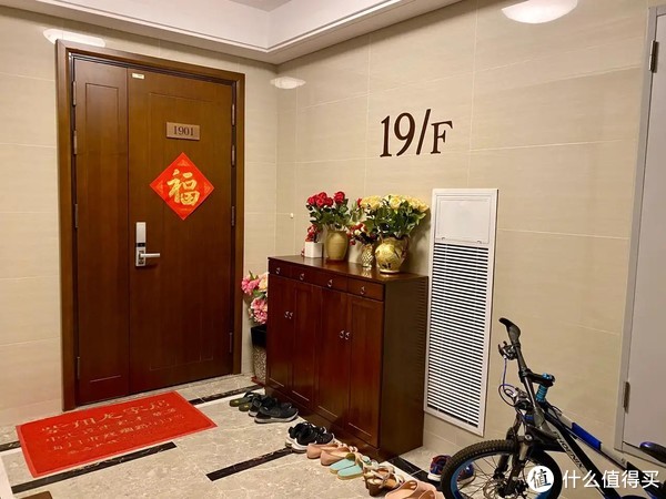 走廊放鞋柜常见，但还是第一次见这么和睦相处，你觉得这样好吗？休闲区蓝鸢梦想 - Www.slyday.coM